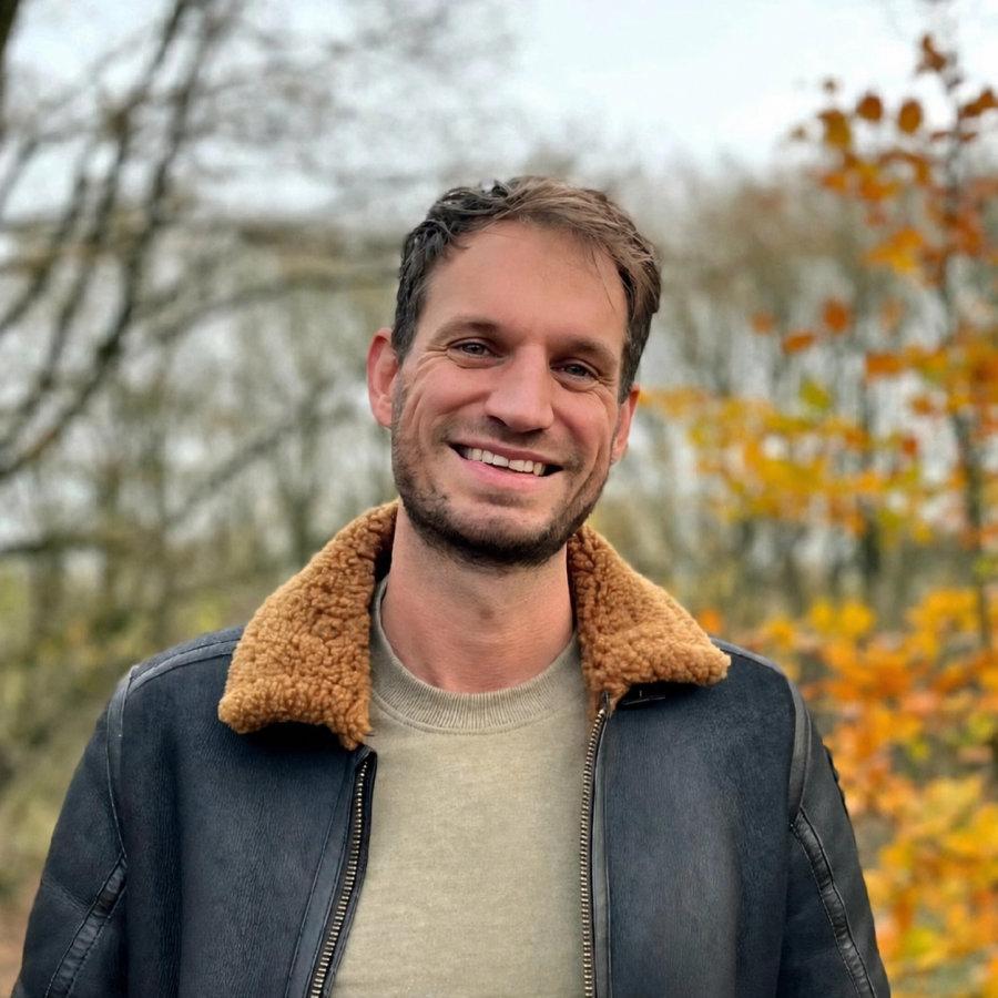 Robbert Punte, oprichter van VermogensWerk, buiten in het bos